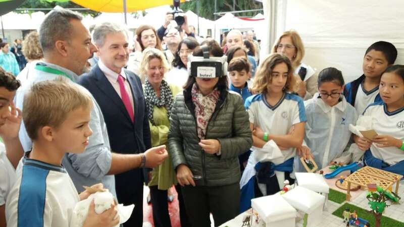 La consejera Carolina Darias con unas gafas de realidad virtual en el puesto de Telde. A su lado la concejala teldense Auri Saavedra (Foto TA)